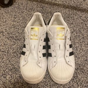 White superstar Adidas sneakers. Size 5.5. Leather material